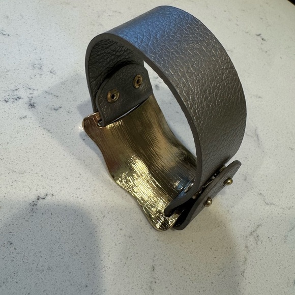 Cuff bracelet Modern faux leather and gold - Picture 3 of 11